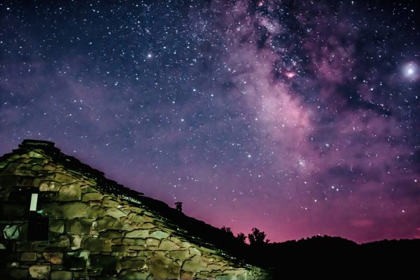 Casa de Pastores iluminada en Sabiñánigo, Vía Láctea